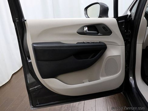 Used 2019 Chrysler Pacifica Limited FWD image 27