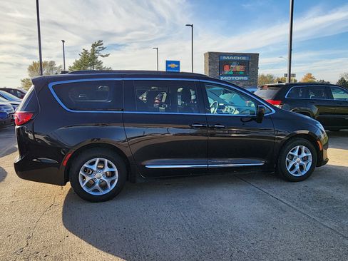 Used 2017 Chrysler Pacifica Touring-L w/ Tire & Wheel Group image 4