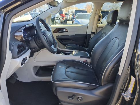 Used 2024 Chrysler Pacifica Limited image 28