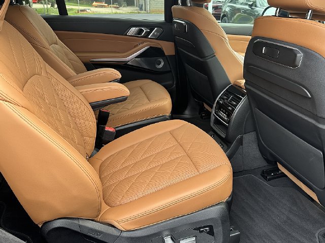 Used 2024 BMW X7 xDrive40i w/ M Sport Package AWD/4WD image 13
