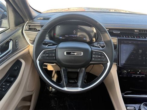 Used 2024 Jeep Grand Cherokee Limited image 13