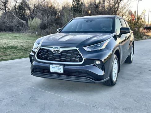 Used 2024 Toyota Highlander LE image 2