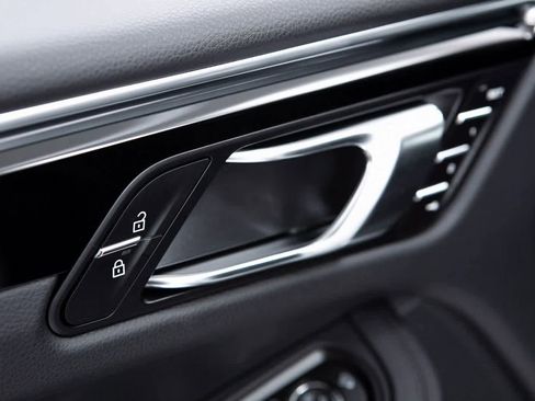 Certified 2025 Porsche Macan image 20