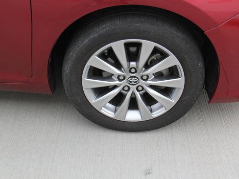 Used 2017 Toyota Camry XLE w/ Moonroof Package image 32