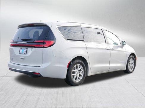 Used 2021 Chrysler Pacifica Touring-L image 7