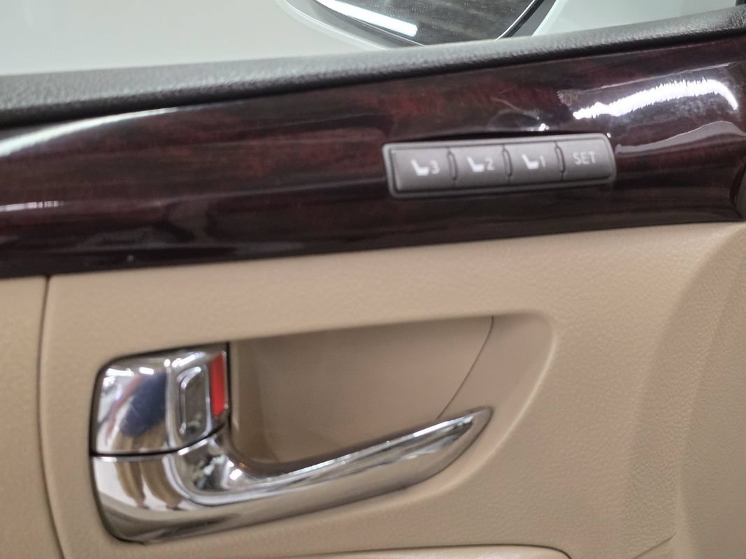 Used 2010 Lexus LX 570 4WD w/ Luxury Pkg image 33