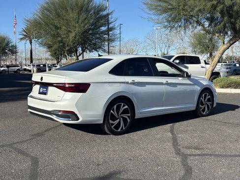 Certified 2025 Volkswagen Jetta SEL image 4