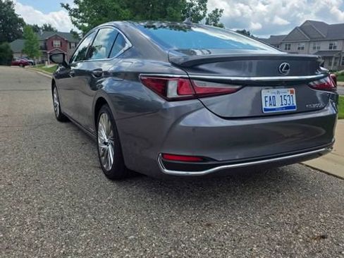 Used 2019 Lexus ES 300h w/ Accessory Package FWD image 3