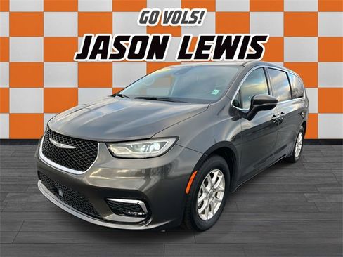 Used 2023 Chrysler Pacifica Touring-L image 8