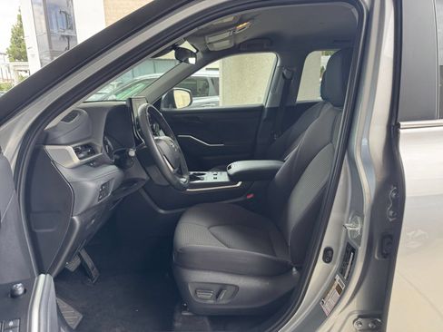 Used 2025 Toyota Highlander LE FWD image 29