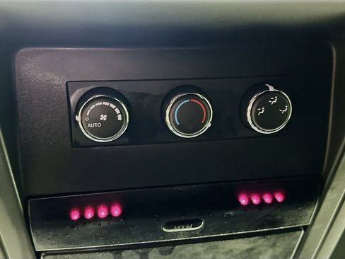 Used 2016 Dodge Grand Caravan SXT image 24