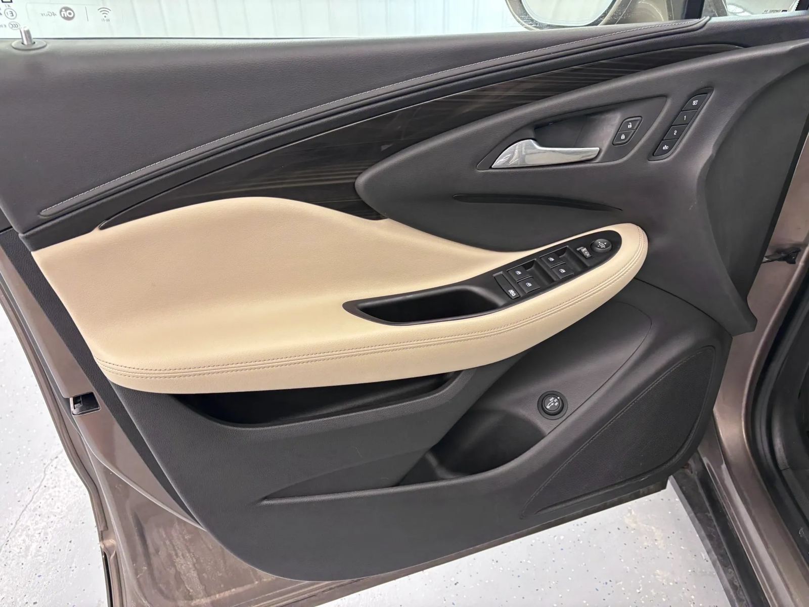 Used 2019 Buick Envision Essence AWD/4WD image 38