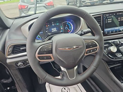Used 2024 Chrysler Pacifica Pinnacle FWD image 3
