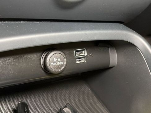 Used 2021 Volvo XC40 T5 Momentum w/ Premium Package image 27