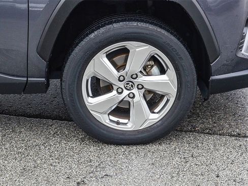 Used 2021 Toyota RAV4 XLE Premium image 10