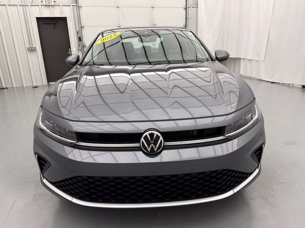 Used 2025 Volkswagen Jetta SE FWD image 2