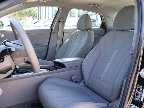 Used 2021 Hyundai Elantra SE image 25