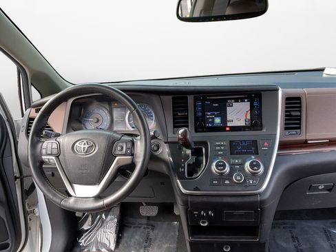 Used 2015 Toyota Sienna Limited image 10
