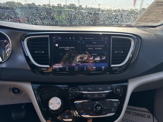 Used 2023 Chrysler Pacifica Touring-L FWD image 18