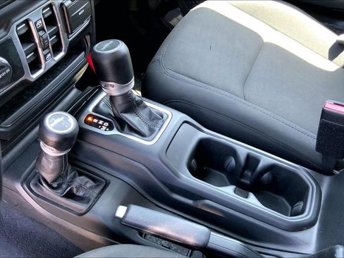 Used 2023 Jeep Gladiator Sport AWD/4WD image 19