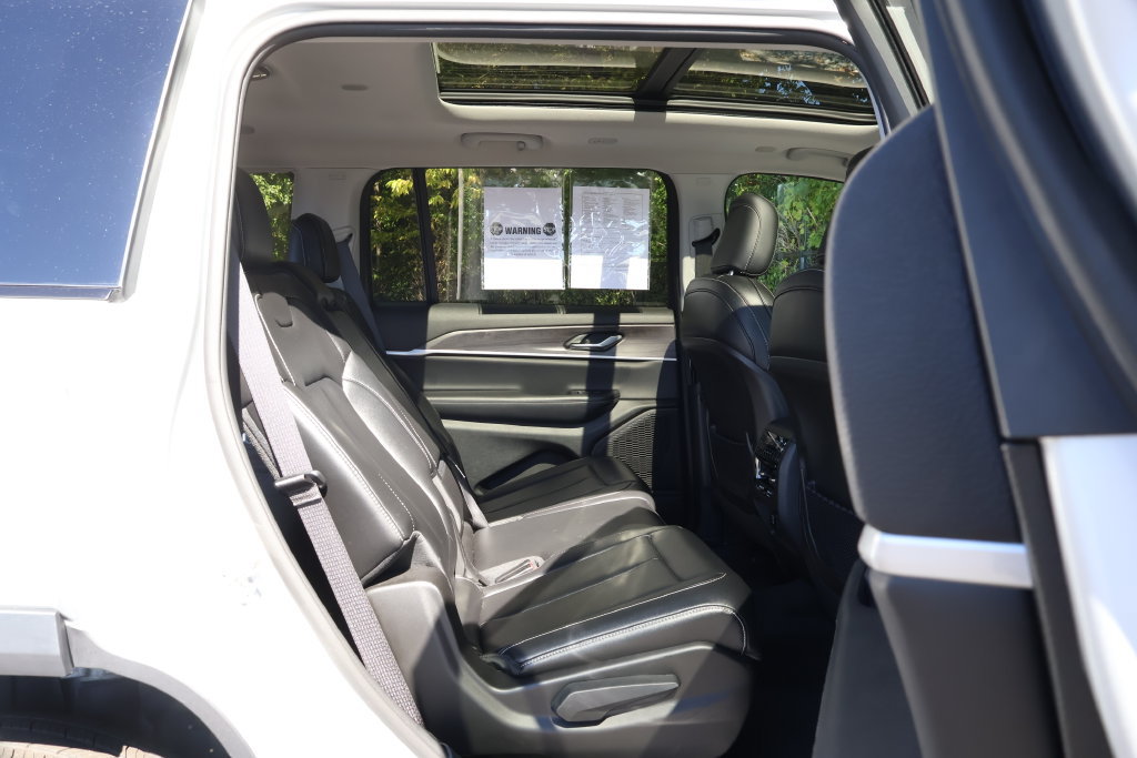 Used 2023 Jeep Grand Cherokee L Limited AWD/4WD image 44