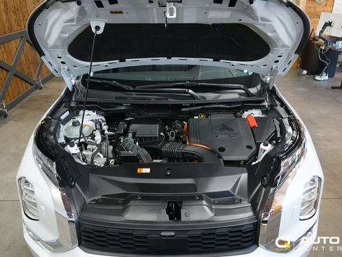 Used 2025 Mitsubishi Outlander SE image 41