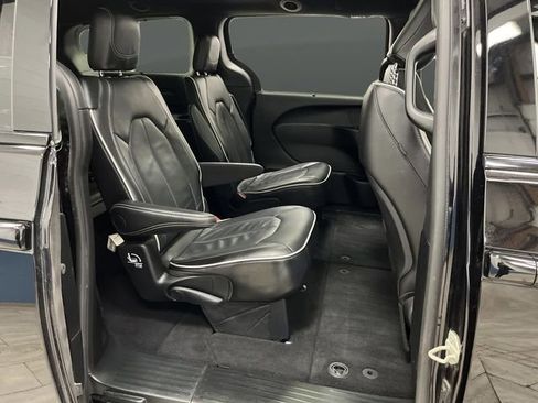 Used 2025 Chrysler Pacifica Limited image 31