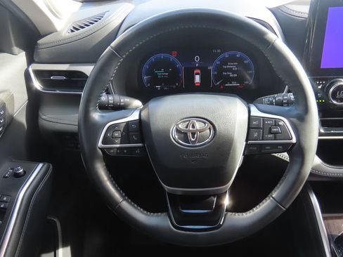Used 2024 Toyota Highlander Platinum image 10