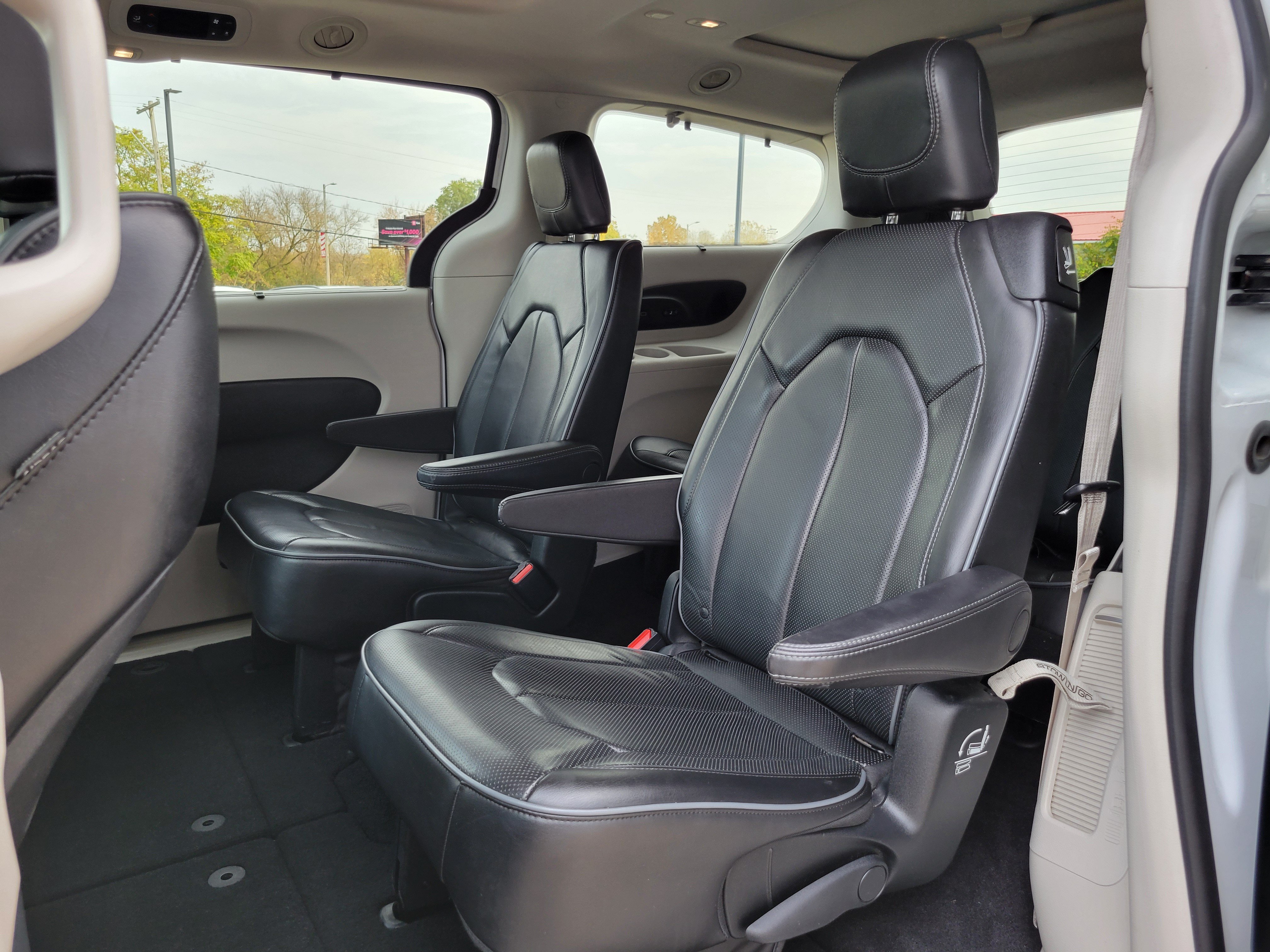 Used 2018 Chrysler Pacifica Limited FWD image 19