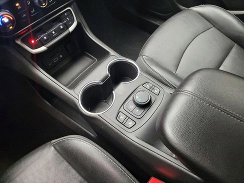 Used 2023 GMC Terrain SLT image 26