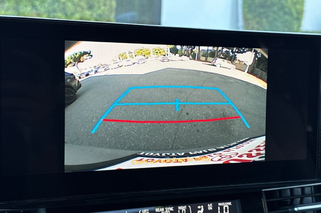 Certified 2025 Toyota Sienna XLE FWD image 19