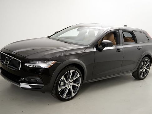 Certified 2025 Volvo V90 B6 Cross Country Ultra AWD/4WD image 6