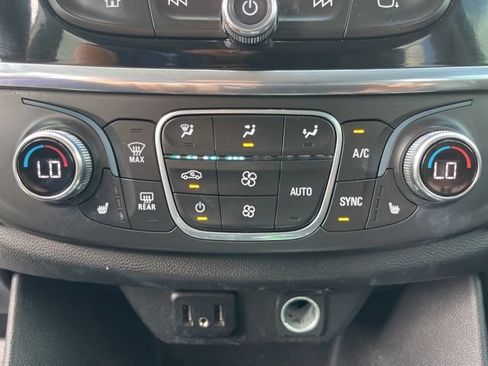 Used 2020 Chevrolet Traverse LT FWD image 27