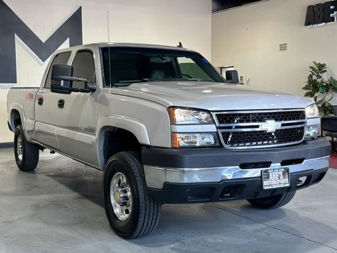 Used 2006 Chevrolet Silverado 2500 LT w/ Heavy-Duty Power Package AWD/4WD image 2