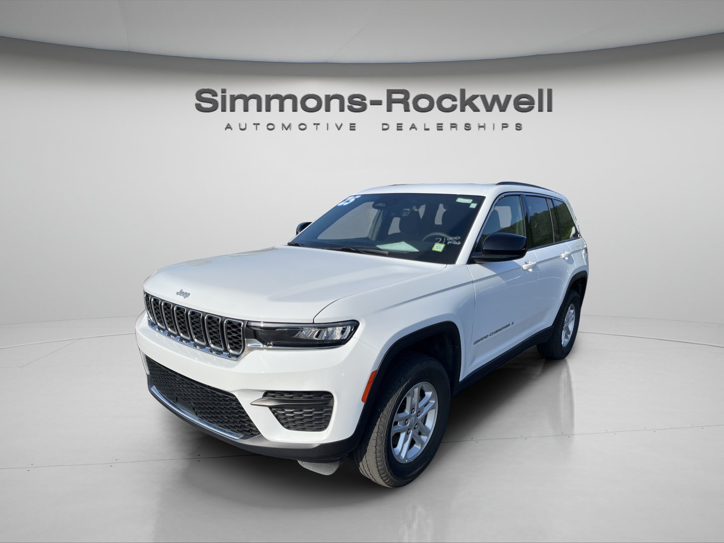 Used 2025 Jeep Grand Cherokee Laredo w/ Luxury Tech Group I AWD/4WD image 1