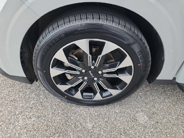 Used 2022 Kia Carnival EX FWD image 22