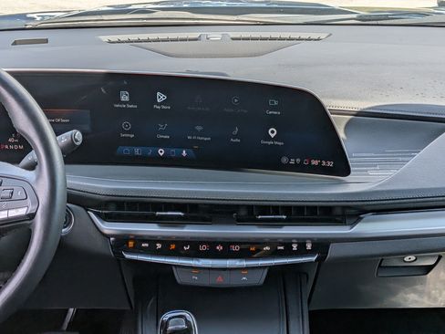 Used 2025 Cadillac XT4 Premium Luxury FWD image 18