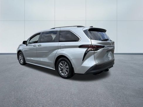 Used 2024 Toyota Sienna XLE AWD/4WD image 7