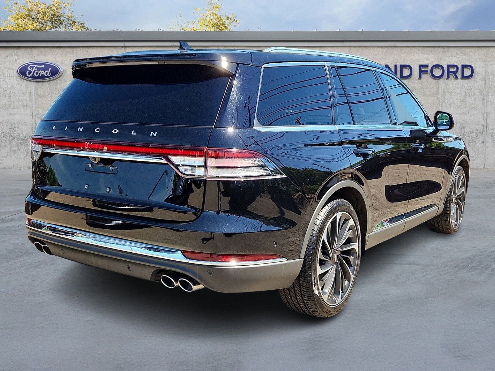 Used 2023 Lincoln Aviator Reserve w/ Equipment Group 201A AWD/4WD image 6