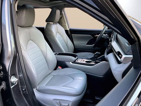 Used 2022 Toyota Highlander XLE image 23
