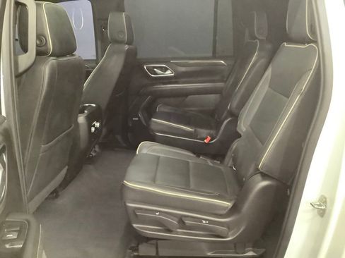 Used 2022 GMC Yukon XL SLT w/ SLT Premium Package image 6