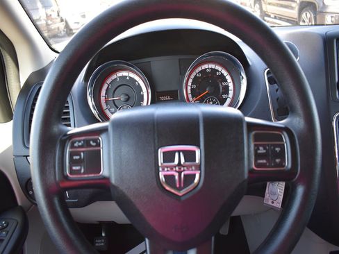 Used 2020 Dodge Grand Caravan SE w/ UConnect Hands-Free Group image 18