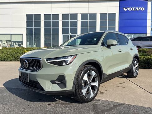 Used 2025 Volvo XC40 B5 Plus AWD/4WD image 38