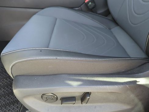 Certified 2025 Volkswagen Tiguan SE R-Line image 33