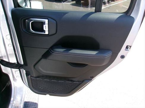 Used 2023 Jeep Wrangler Unlimited Sahara w/ Cold Weather Group AWD/4WD image 9