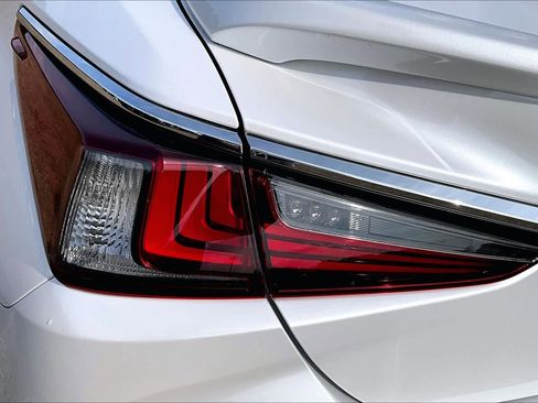 Used 2023 Lexus ES 300h w/ Premium Package image 28