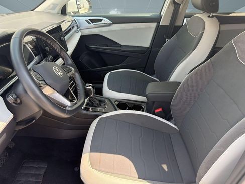 Used 2025 Volkswagen Taos SE FWD image 5
