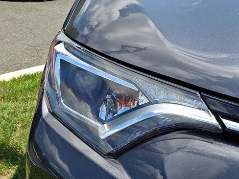 Used 2018 Toyota RAV4 XLE AWD/4WD image 10