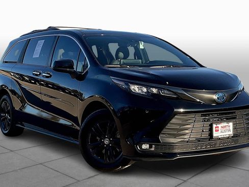 Used 2024 Toyota Sienna XLE Woodland Edition image 3