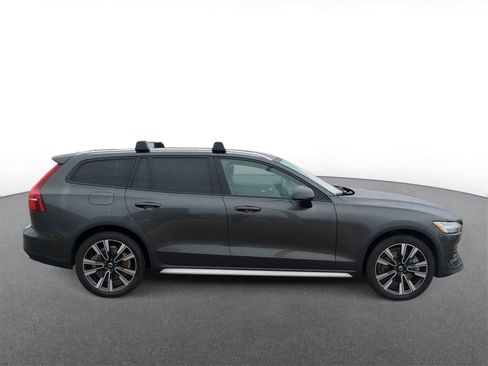 Used 2020 Volvo V60 T5 Cross Country image 9